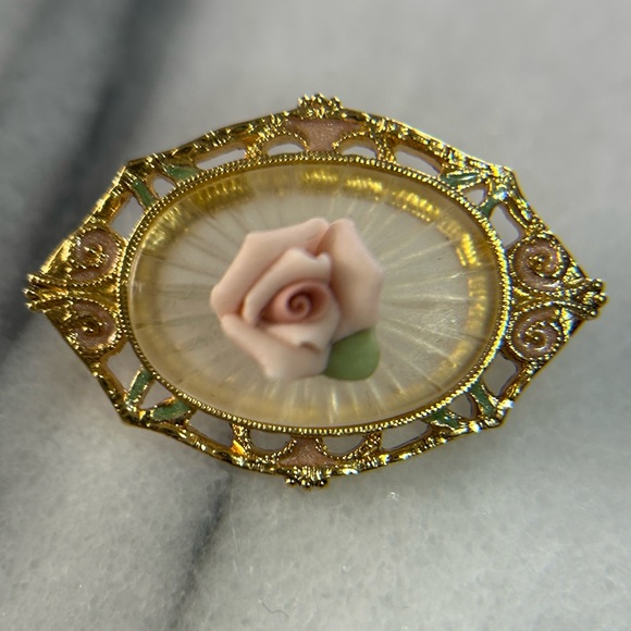 Delicate pink flower brooch gold tone w/ pink and green enamel - Picture 3 of 4